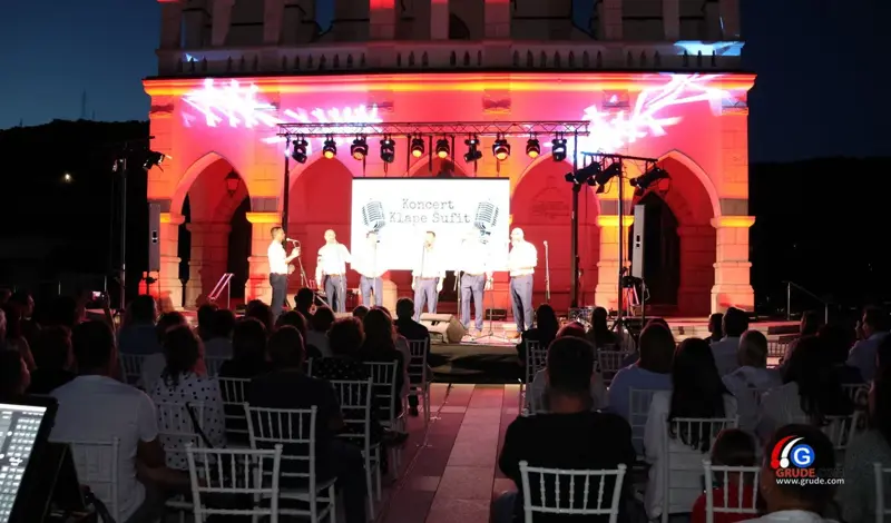 FOTO: Klapa Šufit razgalila srca Gruđana, čaroban koncert na platou crkve svete Kate