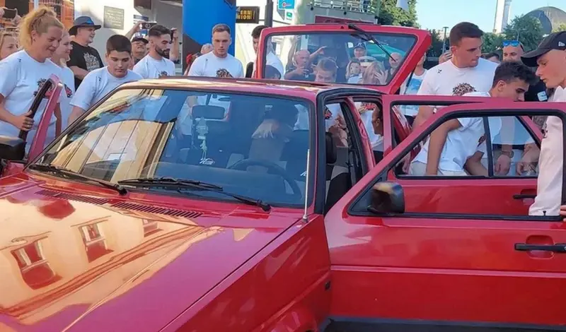 Guinnessov rekord: Vjerovali ili ne u Duju utrpali 20 osoba VIDEO