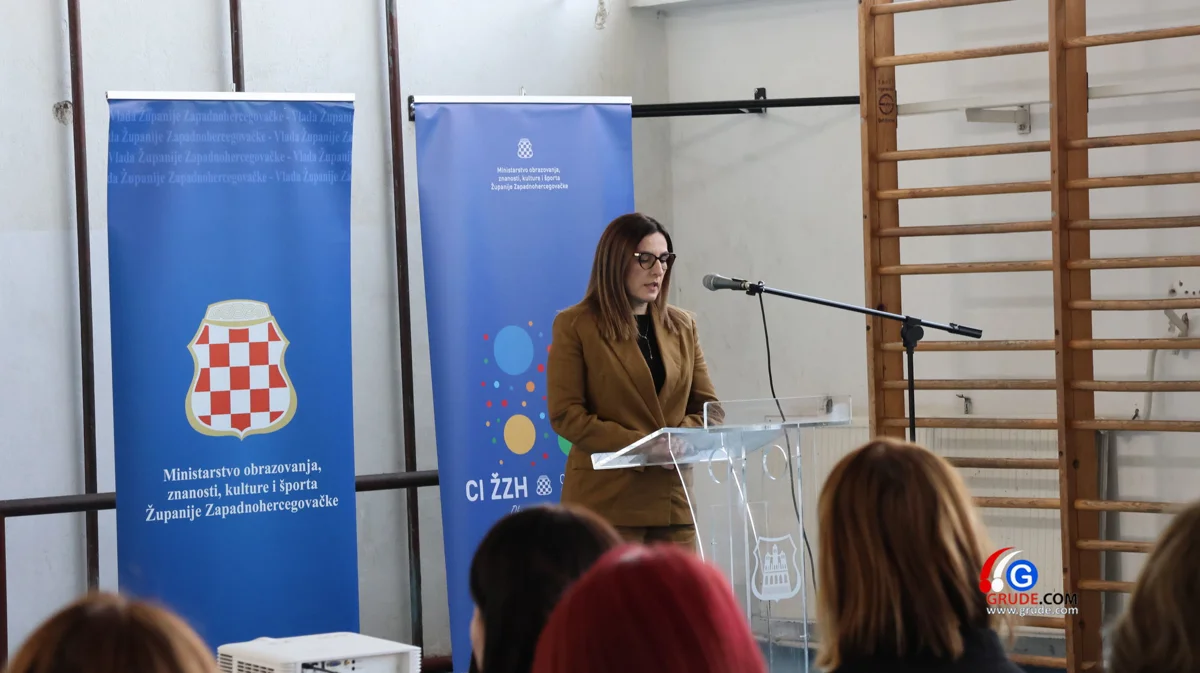 U OŠ Ruđera Boškovića stručnjaci SUMIT-a održali predavanje o sigurnosti na internetu FOTO