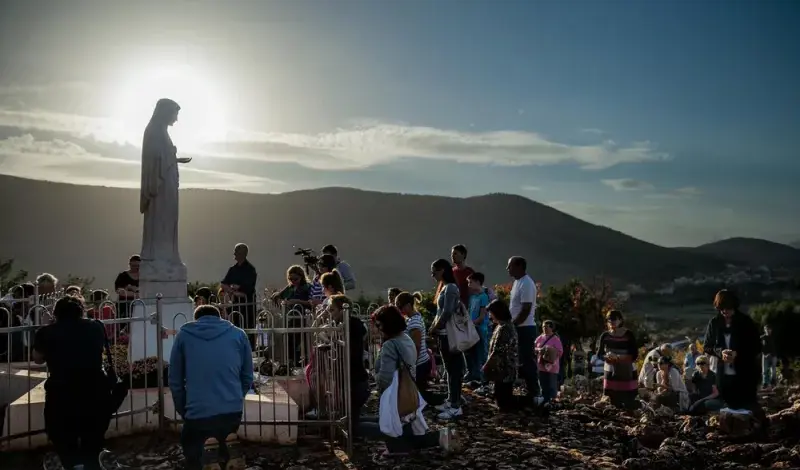 Poruka Blažene Djevice Marije: Dobro i zlo se bore, danas je moja molitva s vama za mir