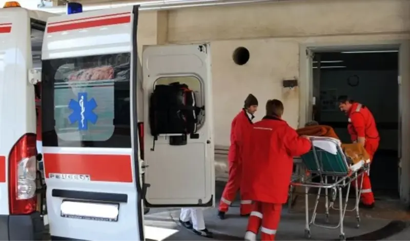 Vozio se na prozoru auta pa pao na cestu, teško je ozlijeđen