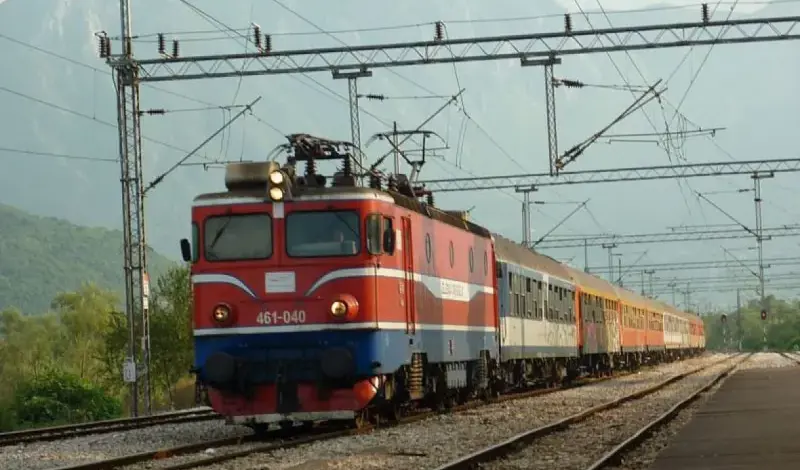 Vozač automobila poginuo u naletu vlaka