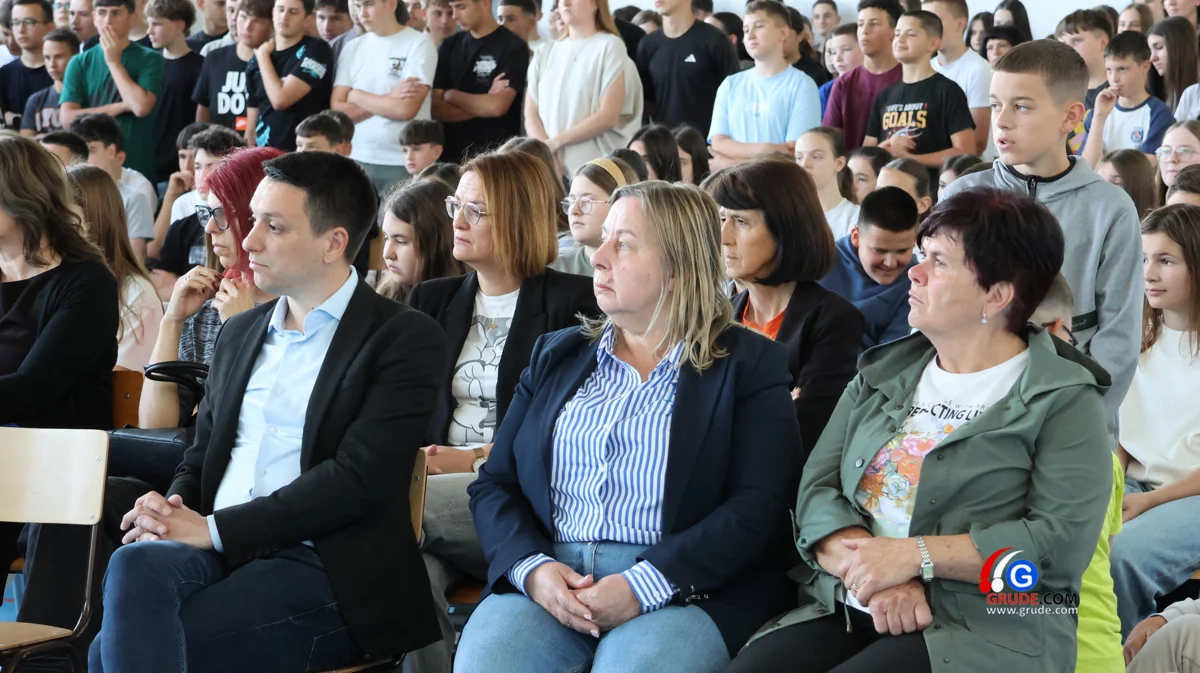 U OŠ Ruđera Boškovića stručnjaci SUMIT-a održali predavanje o sigurnosti na internetu FOTO