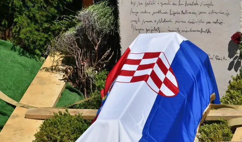 FOTO/VIDEO Heroina Julienne Eden Bušić ispraćena na posljednji počinak