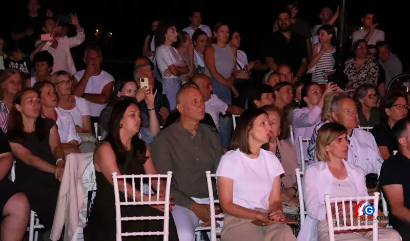 FOTO: Klapa Šufit razgalila srca Gruđana, čaroban koncert na platou crkve svete Kate