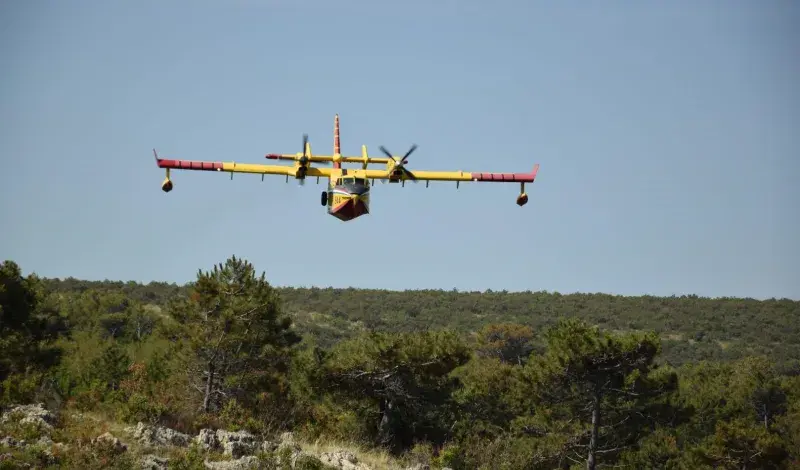 Požar kod Zadra gase kanader i air-tractor