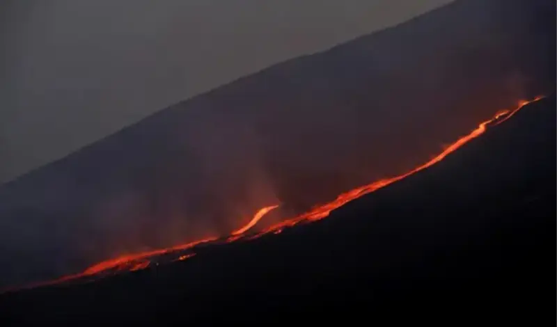 Etna ponovno izbacuje lavu