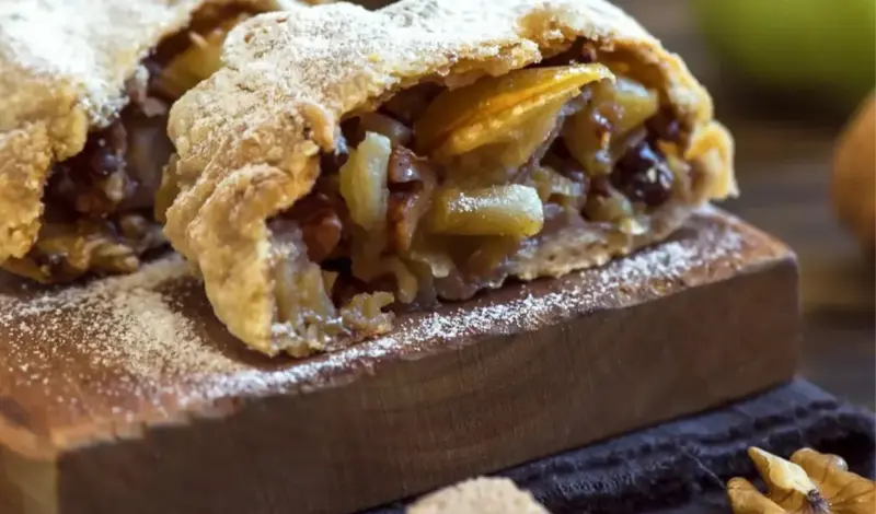 Domaća štrudla od jabuka i šljiva baš poput one bakine