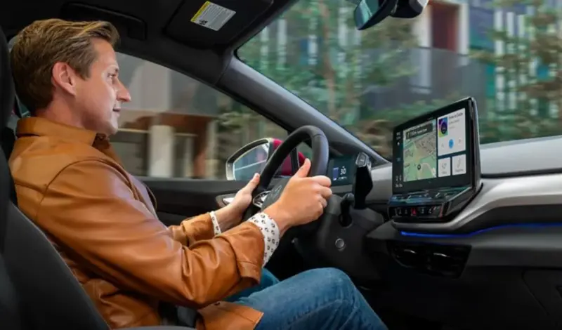 Muškarca 'otelo' električno auto! Kočnice otkazale, bacanje ključa nije pomoglo, kontrolirani sudar ga spasio