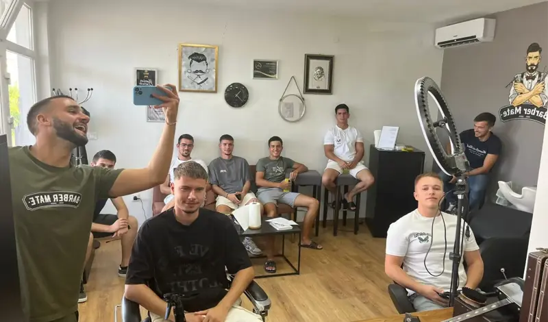 (FOTO) Mate Čolak, nogometaš među frizerima: Traže se frizure kao kod Gvardiola, Ronalda, Hazarda, Beckhama...