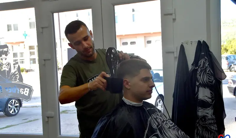 (FOTO) Mate Čolak, nogometaš među frizerima: Traže se frizure kao kod Gvardiola, Ronalda, Hazarda, Beckhama...