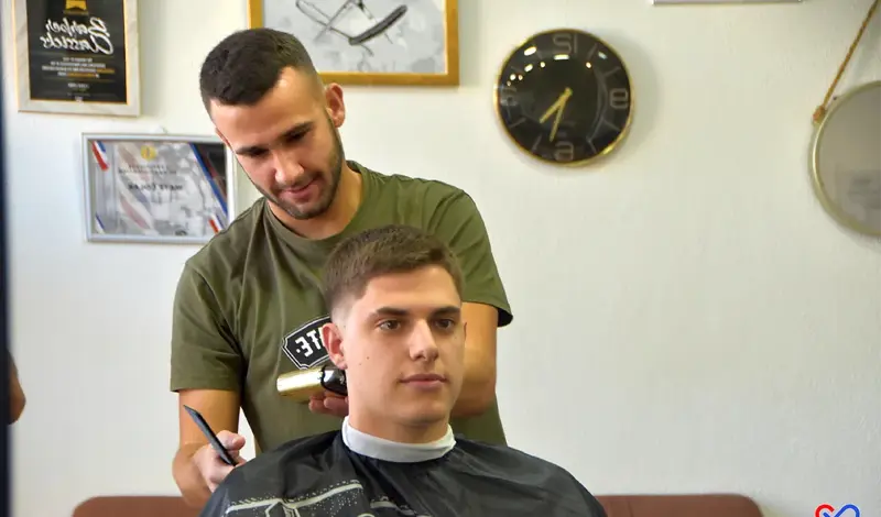 (FOTO) Mate Čolak, nogometaš među frizerima: Traže se frizure kao kod Gvardiola, Ronalda, Hazarda, Beckhama...