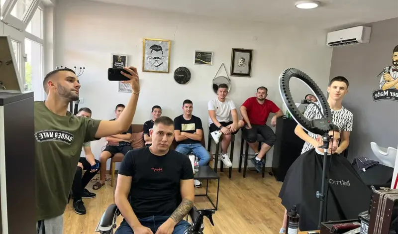 (FOTO) Mate Čolak, nogometaš među frizerima: Traže se frizure kao kod Gvardiola, Ronalda, Hazarda, Beckhama...
