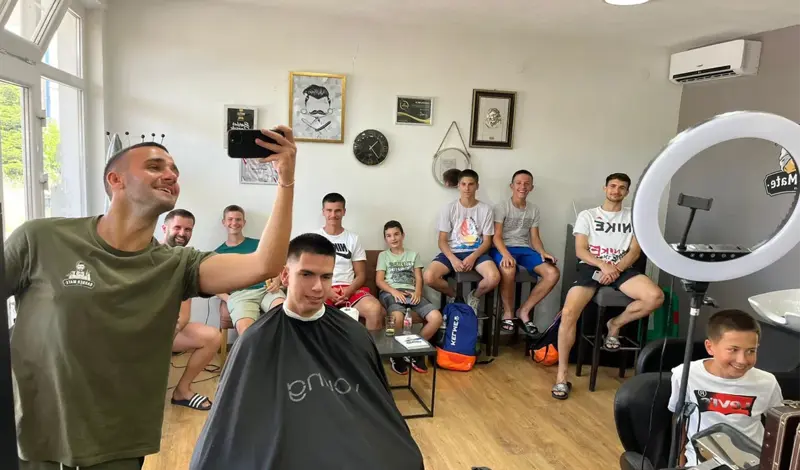 (FOTO) Mate Čolak, nogometaš među frizerima: Traže se frizure kao kod Gvardiola, Ronalda, Hazarda, Beckhama...