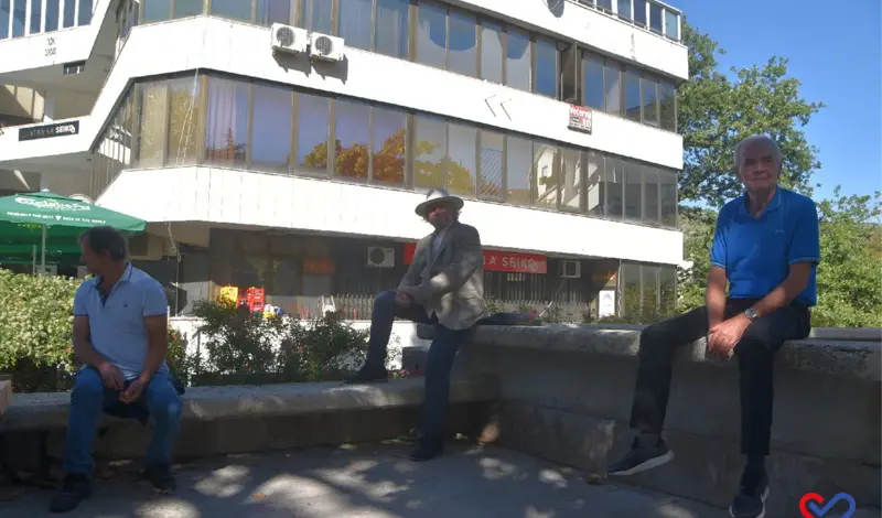 (FOTO) Široki Brijeg: Pozornost privukao naš razgovor s legendarnim novinarom, ali i slučajna prolaznica