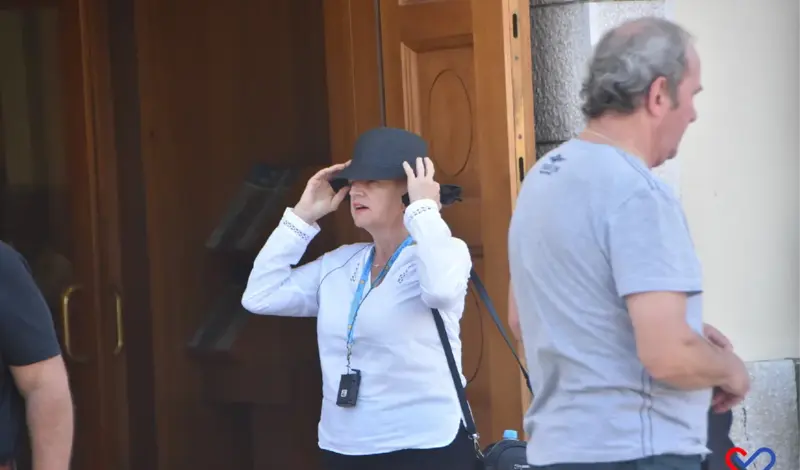 FOTO: Međugorje prepuno hodočasnika, stotine svijeća gori pored križa, ljudi traže mir