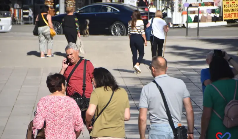 FOTO: Međugorje prepuno hodočasnika, stotine svijeća gori pored križa, ljudi traže mir
