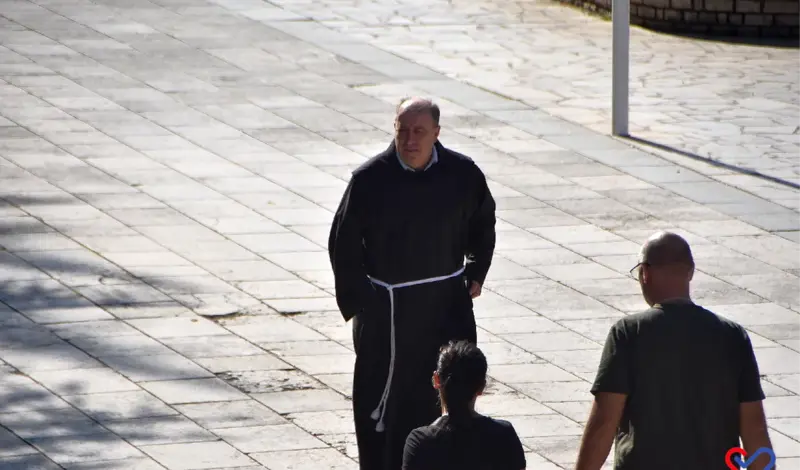 FOTO: Međugorje prepuno hodočasnika, stotine svijeća gori pored križa, ljudi traže mir