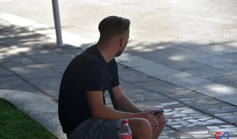 FOTO: Međugorje prepuno hodočasnika, stotine svijeća gori pored križa, ljudi traže mir