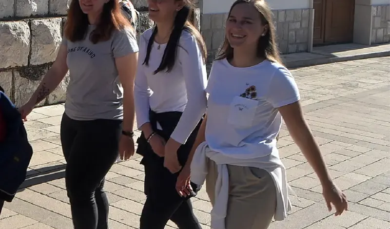 FOTO: Međugorje prepuno hodočasnika, stotine svijeća gori pored križa, ljudi traže mir