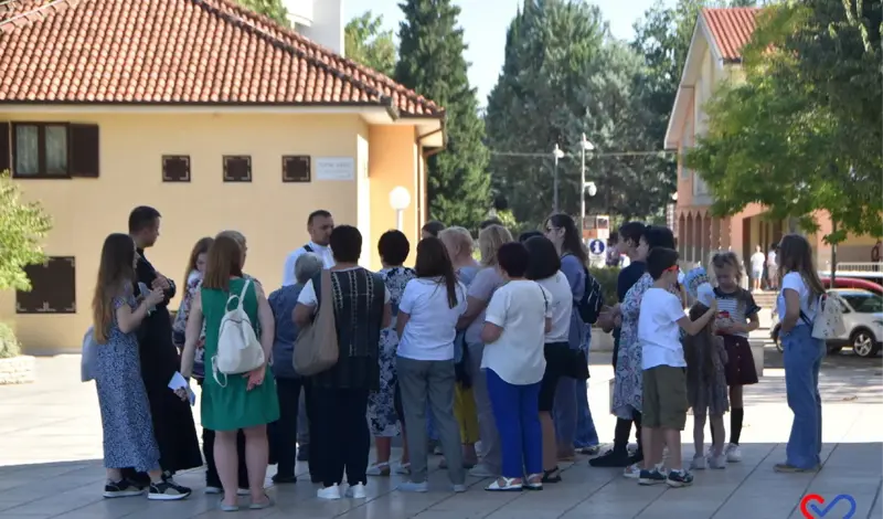 FOTO: Međugorje prepuno hodočasnika, stotine svijeća gori pored križa, ljudi traže mir