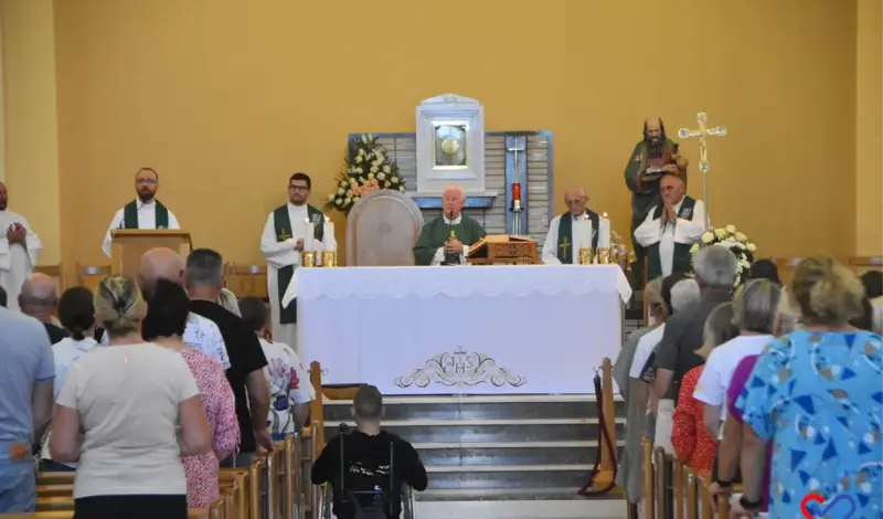 FOTO: Međugorje prepuno hodočasnika, stotine svijeća gori pored križa, ljudi traže mir