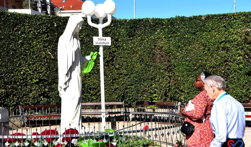 FOTO: Međugorje prepuno hodočasnika, stotine svijeća gori pored križa, ljudi traže mir