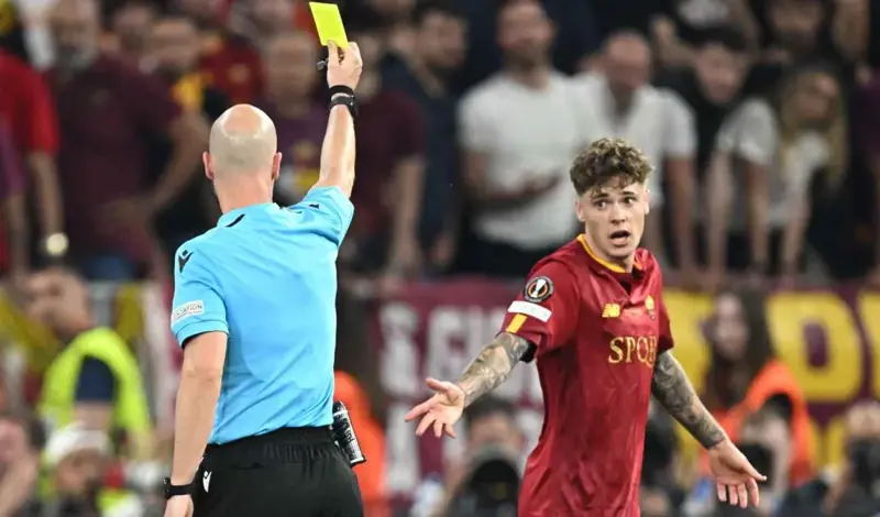 Igrač Rome 'igrao' da će dobiti žuti, zamalo 'letjeli' zubi zbog njegova starta u 94. minuti