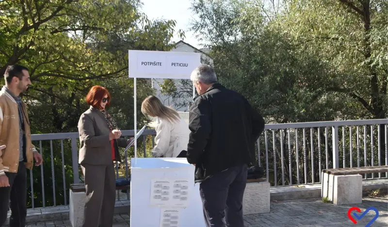 FOTO: U Širokom Brijegu građani iz ZHŽ-a potpisivali peticiju protiv korupcije