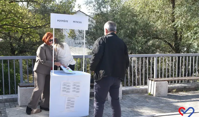 FOTO: U Širokom Brijegu građani iz ZHŽ-a potpisivali peticiju protiv korupcije