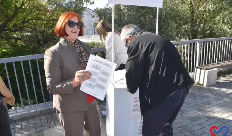 FOTO: U Širokom Brijegu građani iz ZHŽ-a potpisivali peticiju protiv korupcije
