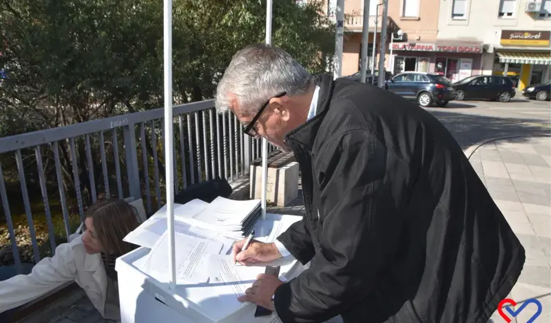 FOTO: U Širokom Brijegu građani iz ZHŽ-a potpisivali peticiju protiv korupcije
