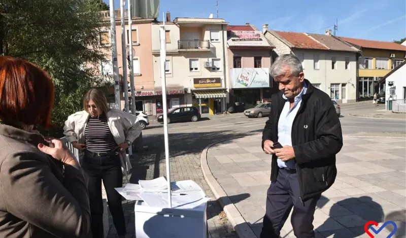 FOTO: U Širokom Brijegu građani iz ZHŽ-a potpisivali peticiju protiv korupcije