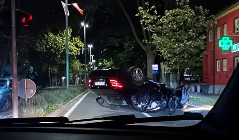 Mostar: Usred grada prevrnuo Mercedes na krov, troje ozljeđenih