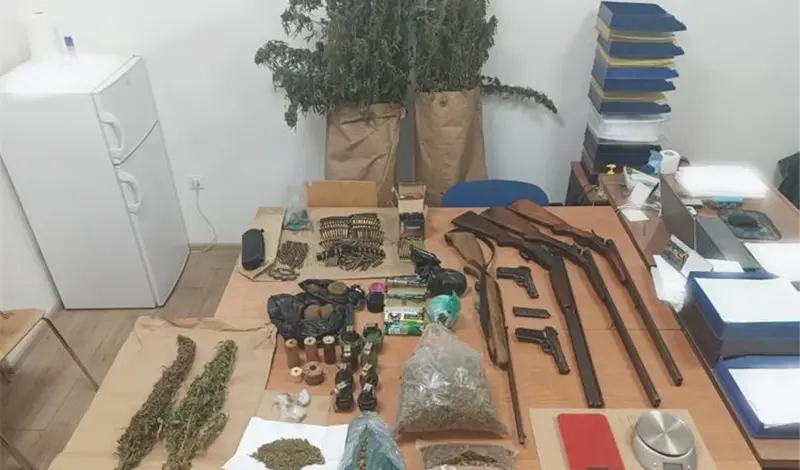 Prilikom pretresa izvukao pištolj pa pokušao ubiti policajca! U cijevi, srećom, nije bilo metaka