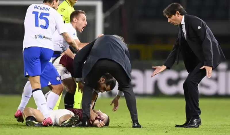 Nikola Vlašić nakon duela ostao nepomično ležati na zemlji