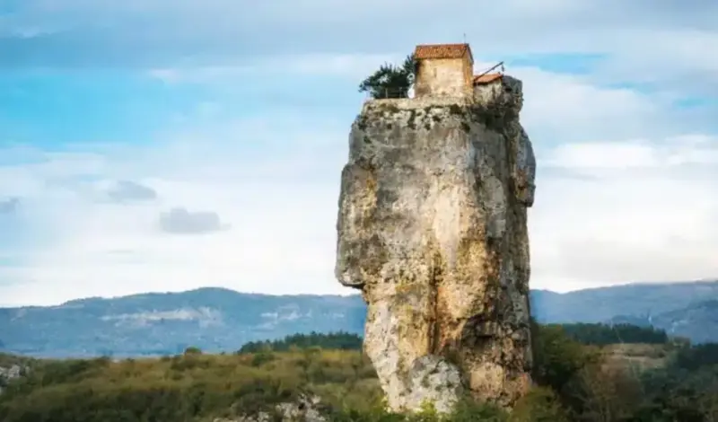 Najizoliranija crkva na svijetu je na samom vrhu stijene! U njoj se svakodnevno moli