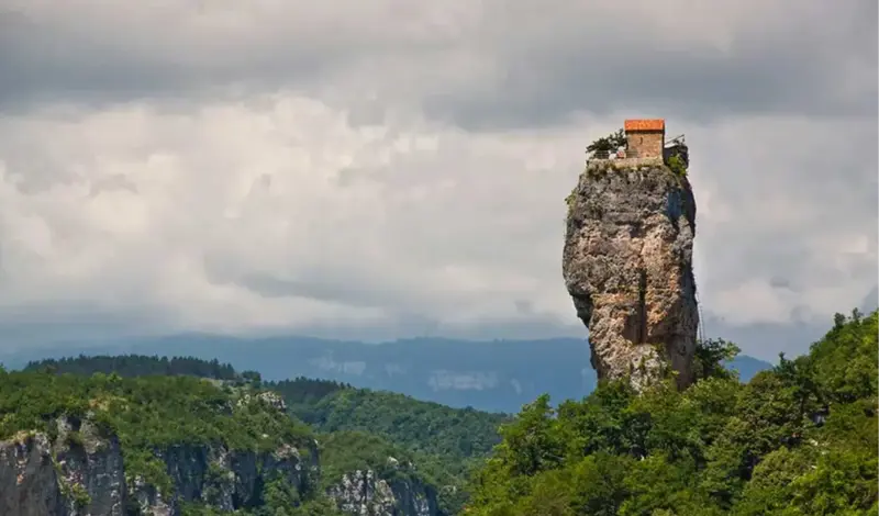 Najizoliranija crkva na svijetu je na samom vrhu stijene! U njoj se svakodnevno moli