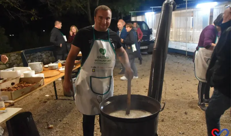 FOTO: Bili smo na Raštikijadi koja je okupila Hercegovinu i Dalmaciju! Od raštike pravili tortilje, baklave, sladoled...