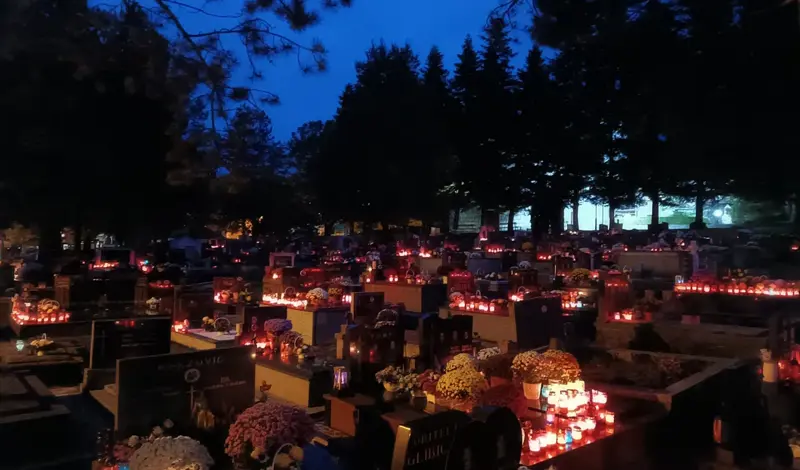 Tradicija paljenja svijeća na grobovima ostala je vječno živa