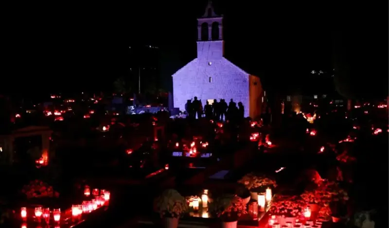 FOTO: Nastavljen stoljetni običaj u Zagvozdu, zvona brecala cijelu noć