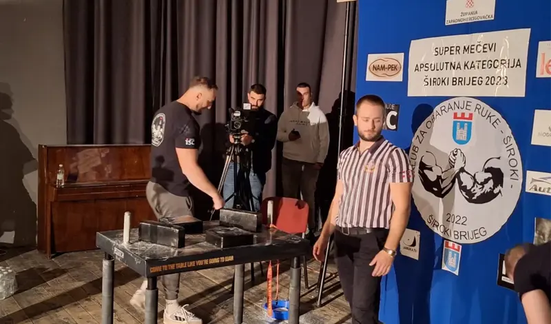 FOTO: Obaranje ruke u hercegovačkom gradu okupilo natjecatelje iz Hrvatske, Crne Gore, BiH...