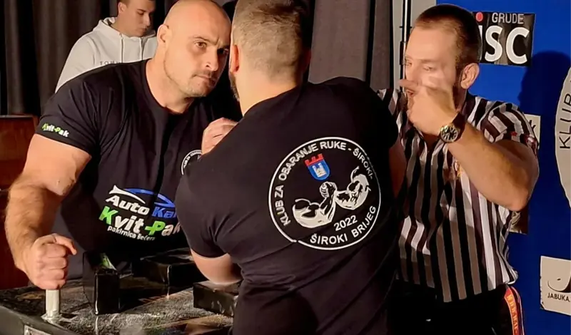 FOTO: Obaranje ruke u hercegovačkom gradu okupilo natjecatelje iz Hrvatske, Crne Gore, BiH...