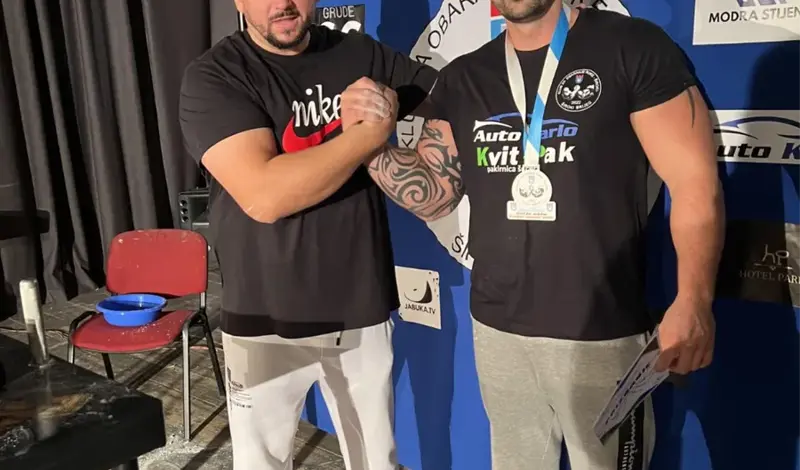 FOTO: Obaranje ruke u hercegovačkom gradu okupilo natjecatelje iz Hrvatske, Crne Gore, BiH...