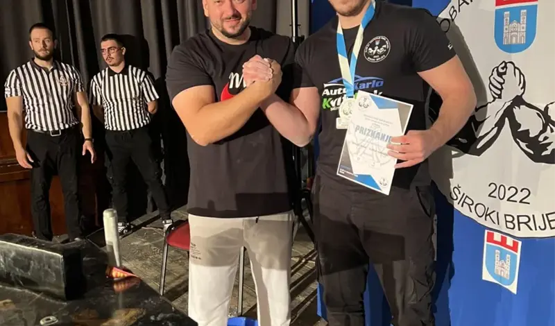 FOTO: Obaranje ruke u hercegovačkom gradu okupilo natjecatelje iz Hrvatske, Crne Gore, BiH...