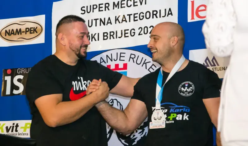 FOTO: Obaranje ruke u hercegovačkom gradu okupilo natjecatelje iz Hrvatske, Crne Gore, BiH...