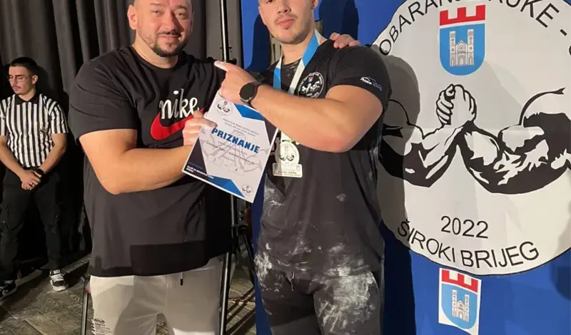 FOTO: Obaranje ruke u hercegovačkom gradu okupilo natjecatelje iz Hrvatske, Crne Gore, BiH...