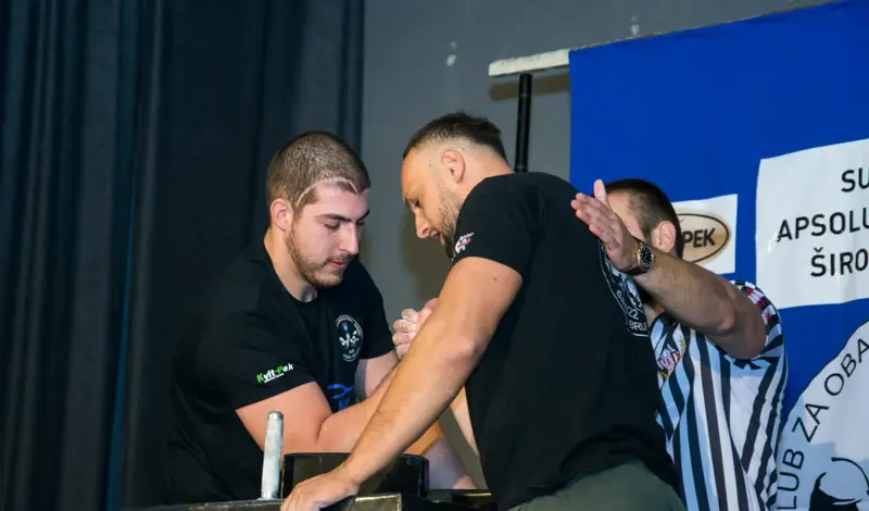 FOTO: Obaranje ruke u hercegovačkom gradu okupilo natjecatelje iz Hrvatske, Crne Gore, BiH...