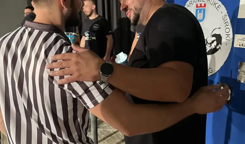 FOTO: Obaranje ruke u hercegovačkom gradu okupilo natjecatelje iz Hrvatske, Crne Gore, BiH...