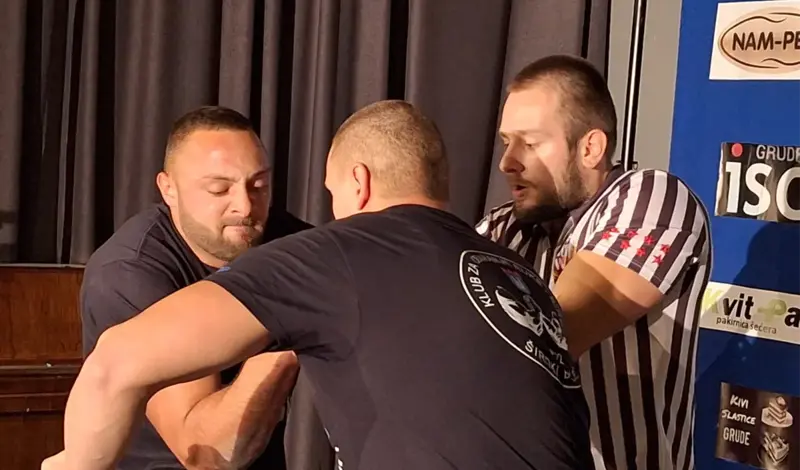 FOTO: Obaranje ruke u hercegovačkom gradu okupilo natjecatelje iz Hrvatske, Crne Gore, BiH...